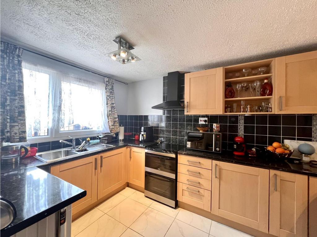 Harefield Road, Blackthorn, Northampton NN3 3 bed end of terrace house