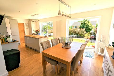 3 bedroom detached house for sale - Caws Avenue, Seaview, PO34 5JT