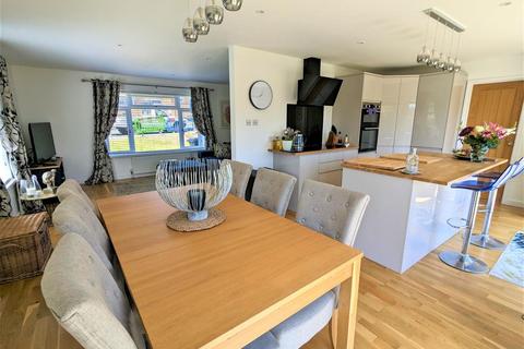 3 bedroom detached house for sale - Caws Avenue, Seaview, PO34 5JT