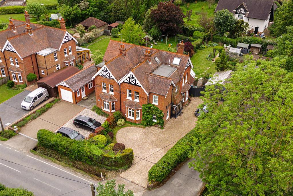 Tandridge Lane, Lingfield 3 bed house £750,000