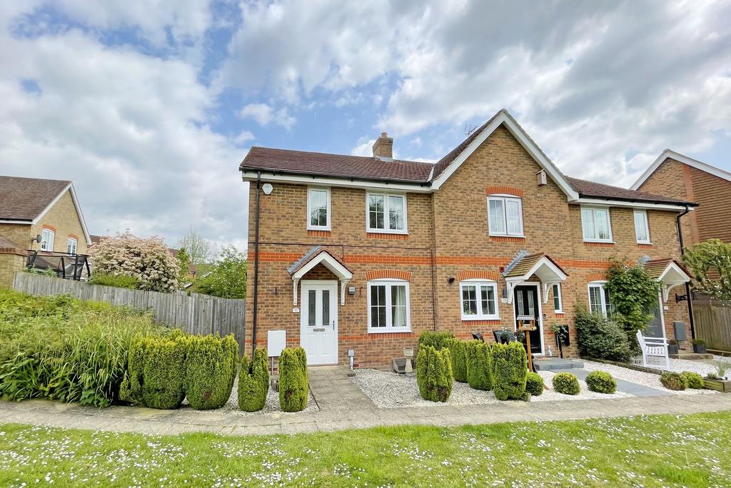Oak Tree Drive, Hassocks, West Sussex, BN6 8YA 3 bed semidetached