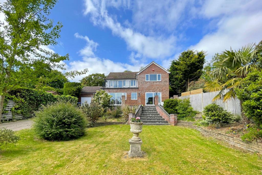 South Bank, Hassocks, West Sussex, BN6 8JP 5 bed detached house for