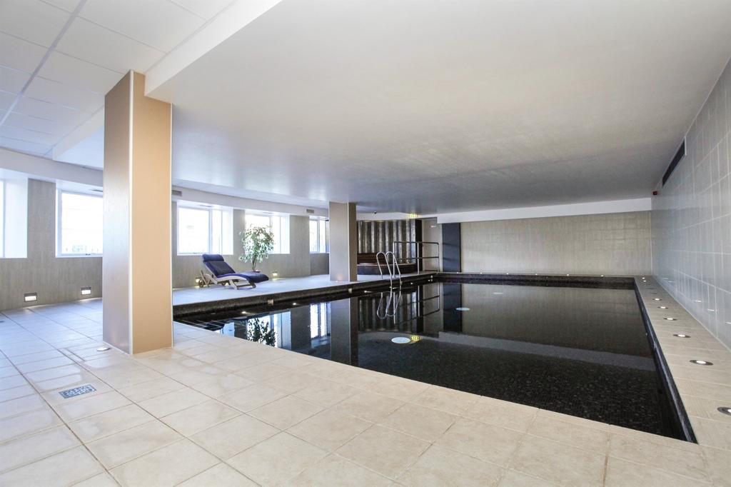 Cambridge letting agents swimming pool