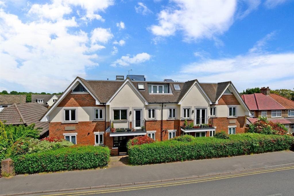 Coulsdon Road, Caterham, Surrey 2 bed ground floor flat for sale £260,000