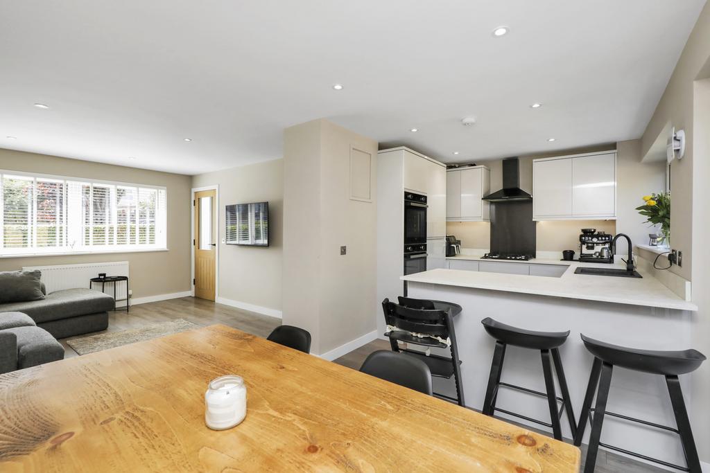 32 Burghlee Terrace, Loanhead, EH20 9BW 3 bed semidetached house £215,000