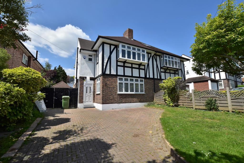 Crown Woods Way, Eltham, SE9 3 bed semidetached house £2,500 pcm (£