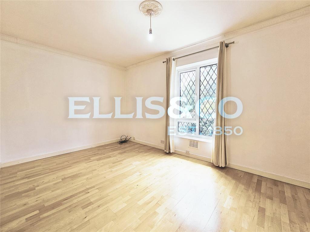 Westbere Drive, Stanmore, HA7 3 bed house £2,300 pcm (£531 pw)