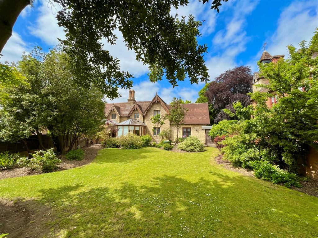 Bromham Road, Bedford MK40 5 bed semidetached house £599,950