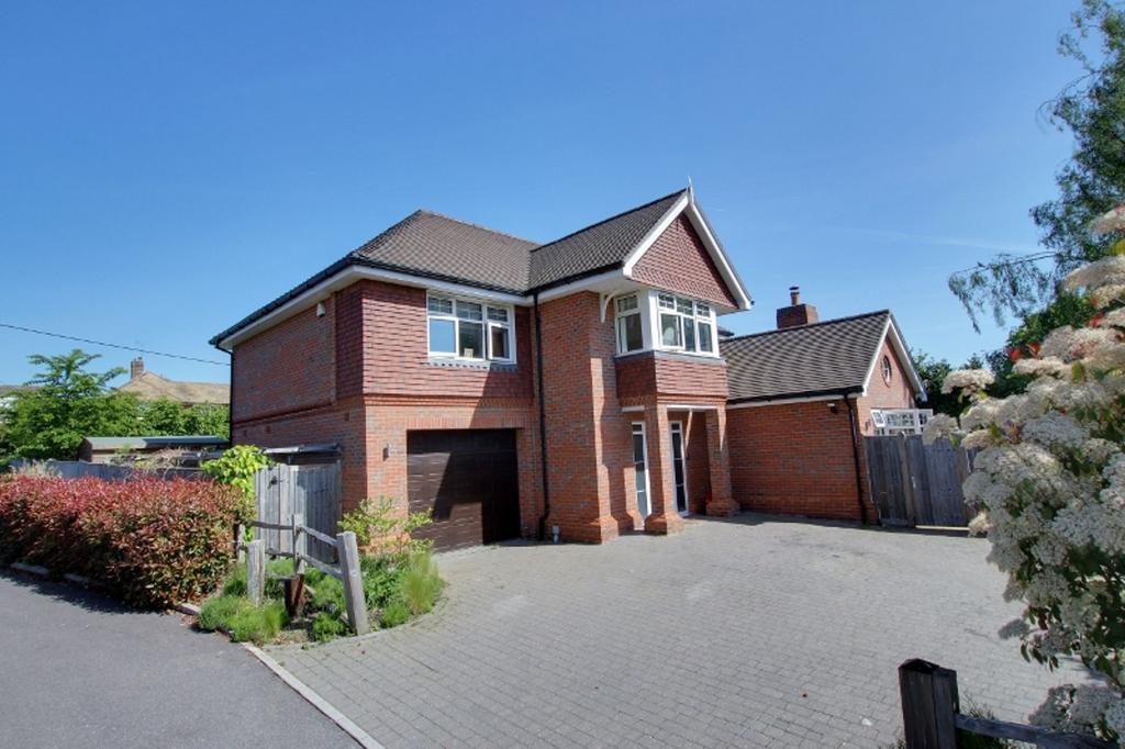 Hurstwood Close, Haywards Heath, RH17 4 bed detached house for sale £