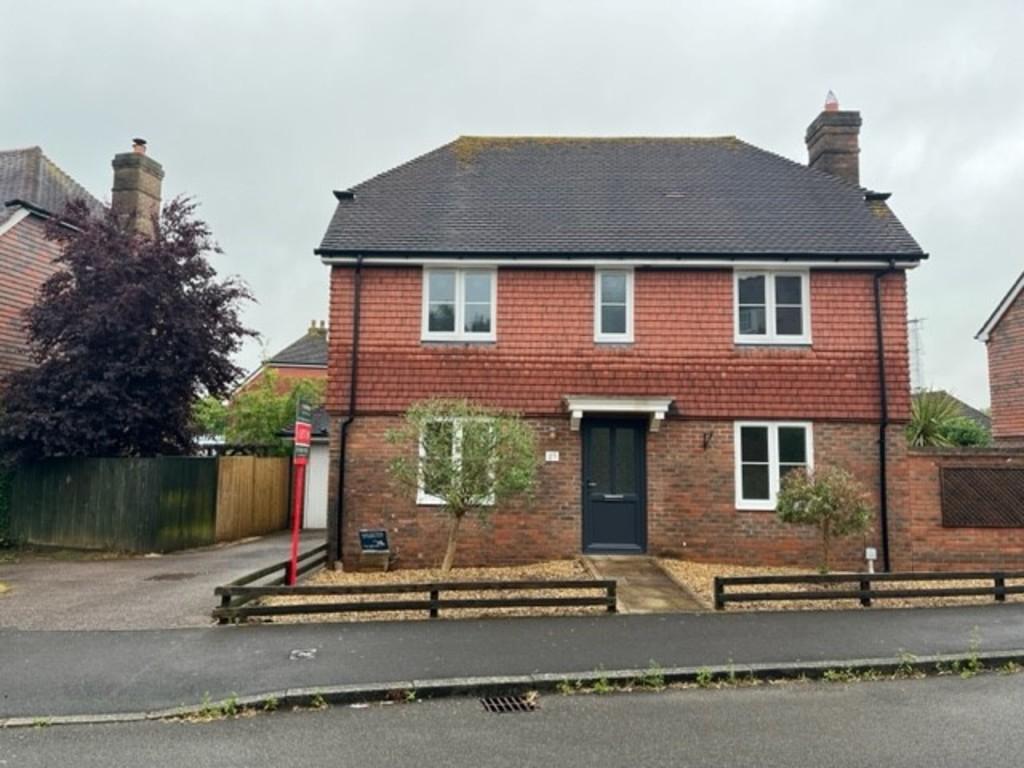 Morris Drive, Billingshurst 3 bed detached house £1,650 pcm (£381 pw)