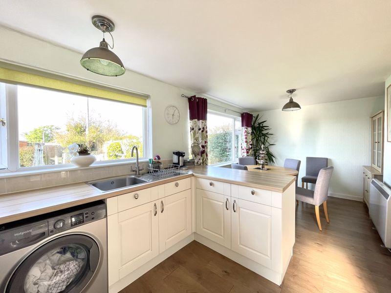 Kitchen / Dining...