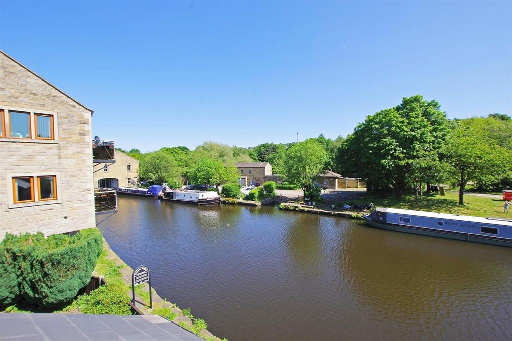 2 Park Road, Elland 2 bed detached house £775 pcm (£179 pw)