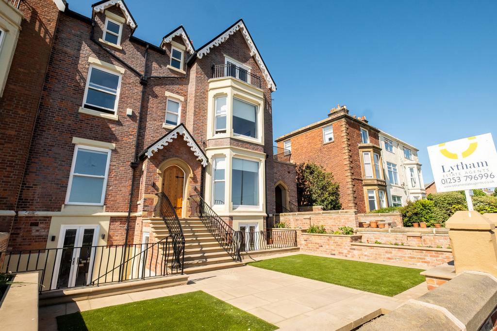 West Beach, Lytham St. Annes, FY8 2 bed apartment for sale £735,000
