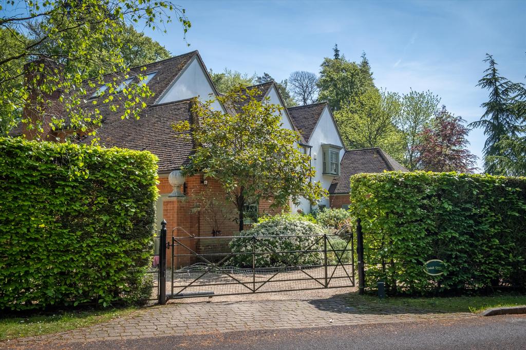 Grayshott, Hindhead, Hampshire, GU26 6 bed detached house for sale £