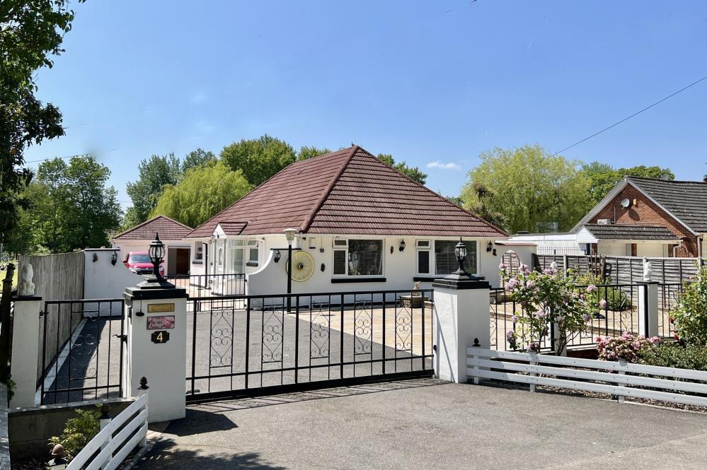 Beech Lane, St Leonards, Ringwood, BH24 2QD 3 bed bungalow for sale £