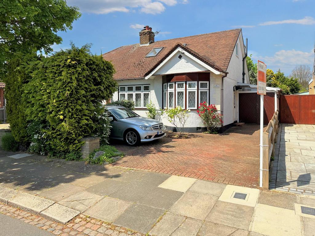 Islip Gardens, Northolt UB5 3 bed semidetached bungalow for sale £
