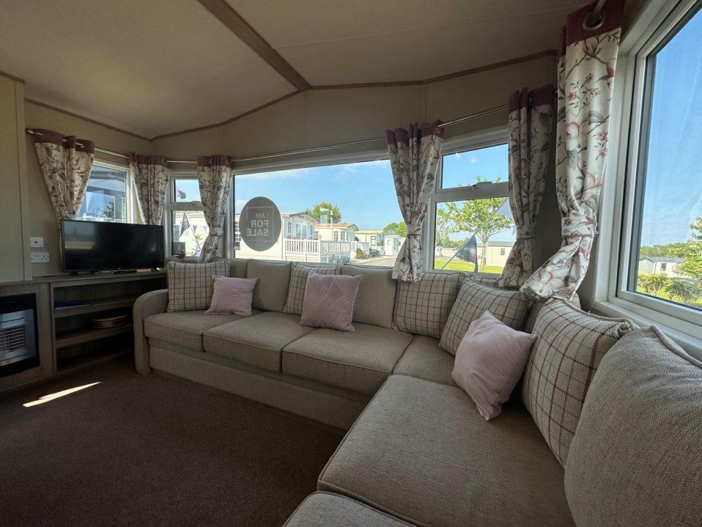 Lounge 3.jpg
