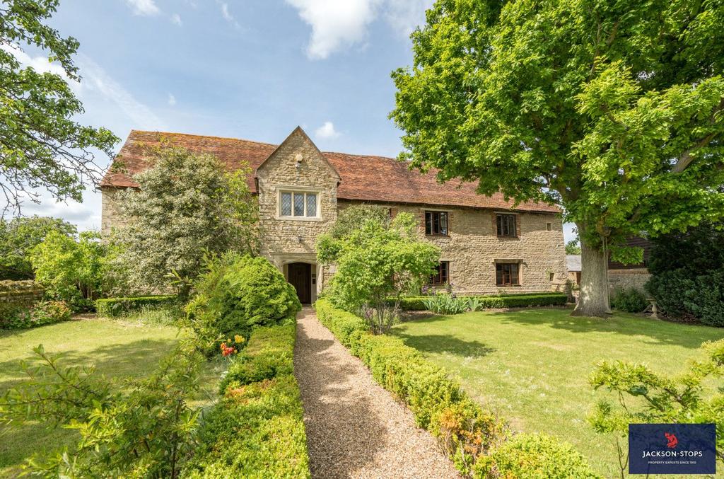 The Green, Loughton, Milton Keynes, Buckinghamshire, MK5 5 bed detached