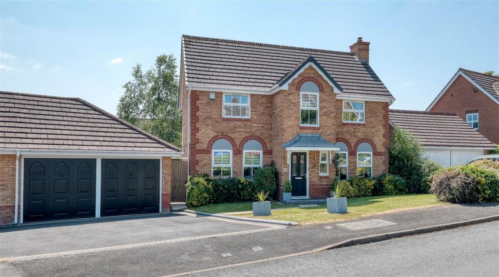 St. Andrews Way, Hill Top, Bromsgrove, B61 7NR 4 bed detached house for