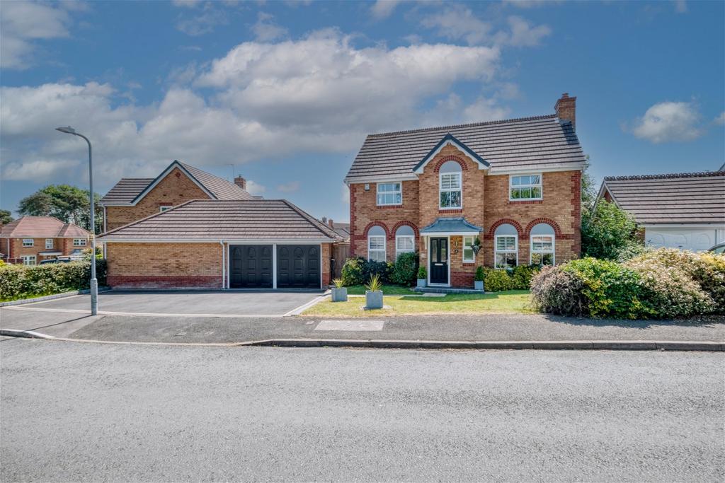 St. Andrews Way, Hill Top, Bromsgrove, B61 7NR 4 bed detached house for