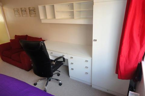 Studio to rent, Whiteoak Road, Manchester, Greater Manchester, M14