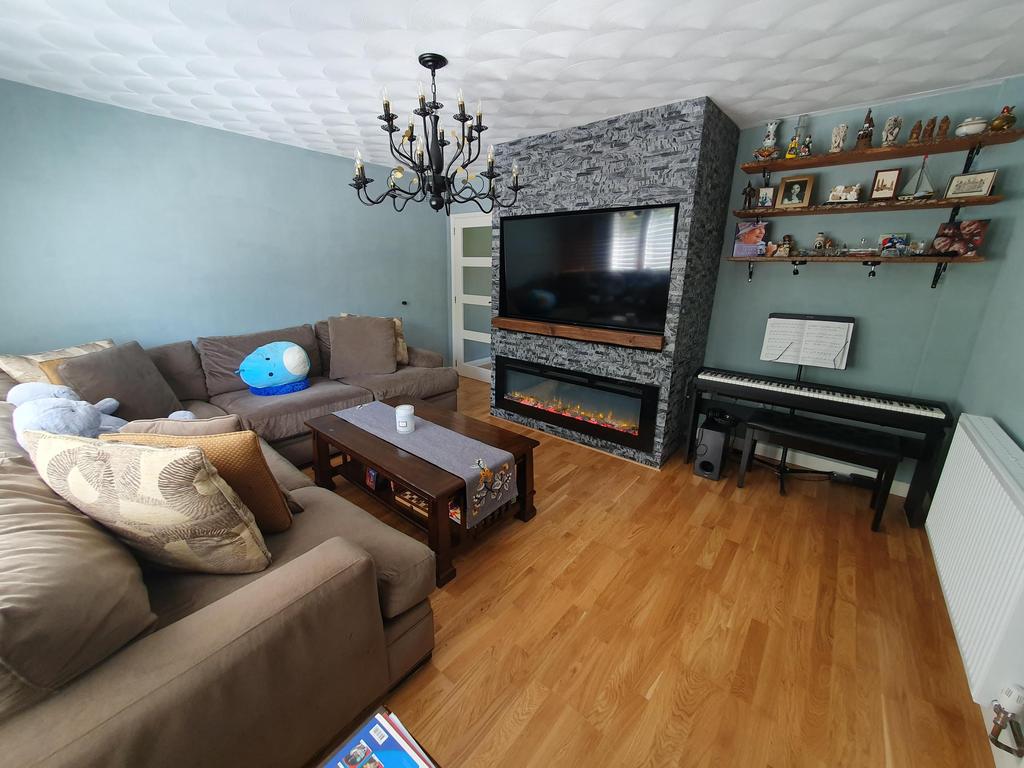 Jacobs Gutter Lane, Totton SO40 4 bed detached house £1,850 pcm (£427 pw)