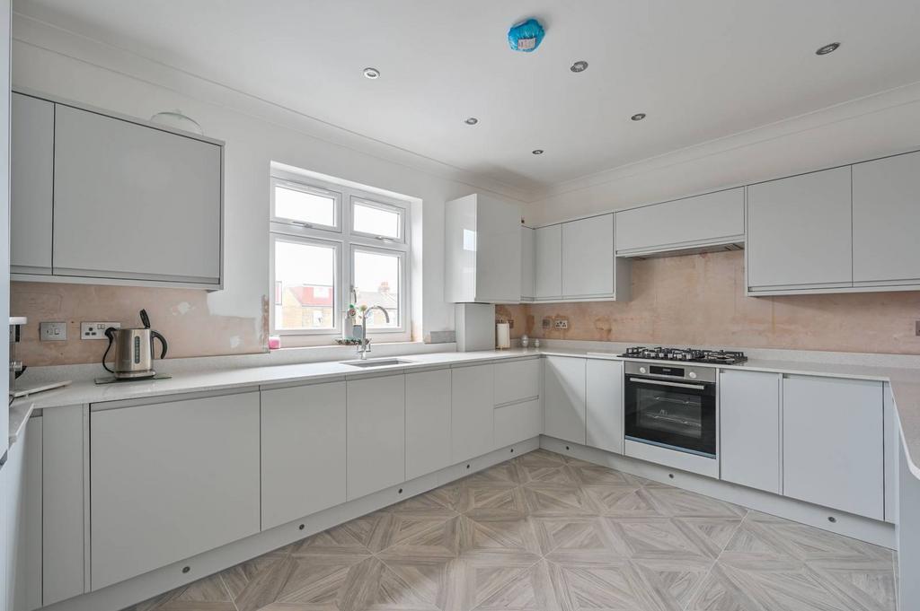 Seven Kings, IG3, Seven Kings, Ilford, IG3 1 bed flat for sale £275,000