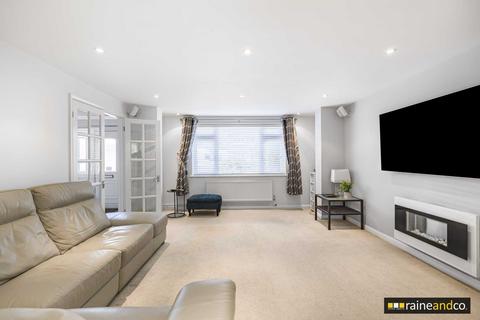 15 Hall Gardens, Colney Heath, St Albans, AL4 0QF