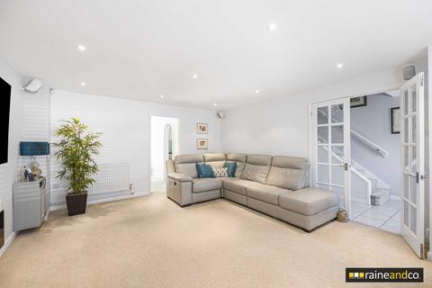 15 Hall Gardens, Colney Heath, St Albans, AL4 0QF