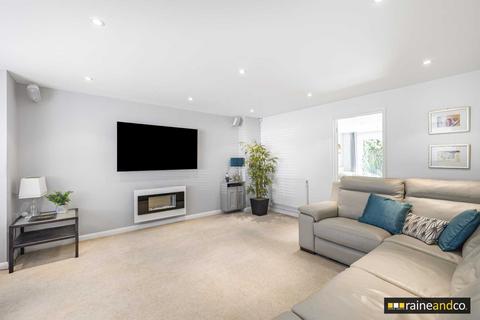 15 Hall Gardens, Colney Heath, St Albans, AL4 0QF