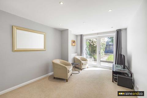 15 Hall Gardens, Colney Heath, St Albans, AL4 0QF