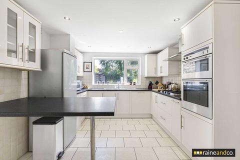 15 Hall Gardens, Colney Heath, St Albans, AL4 0QF