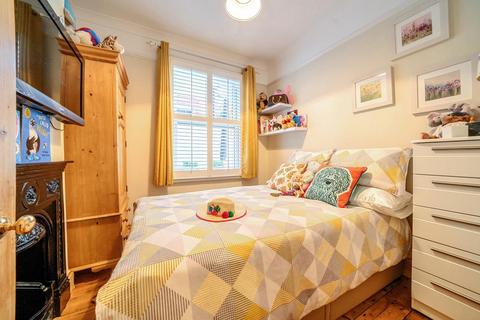 2 bedroom maisonette for sale - Penwortham Road, London
