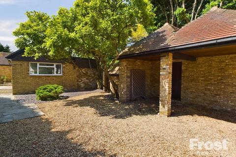 4 bedroom bungalow for sale - English Gardens, Wraysbury, Berkshire, TW19