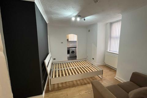 Studio to rent - Sandy Grove, Salford