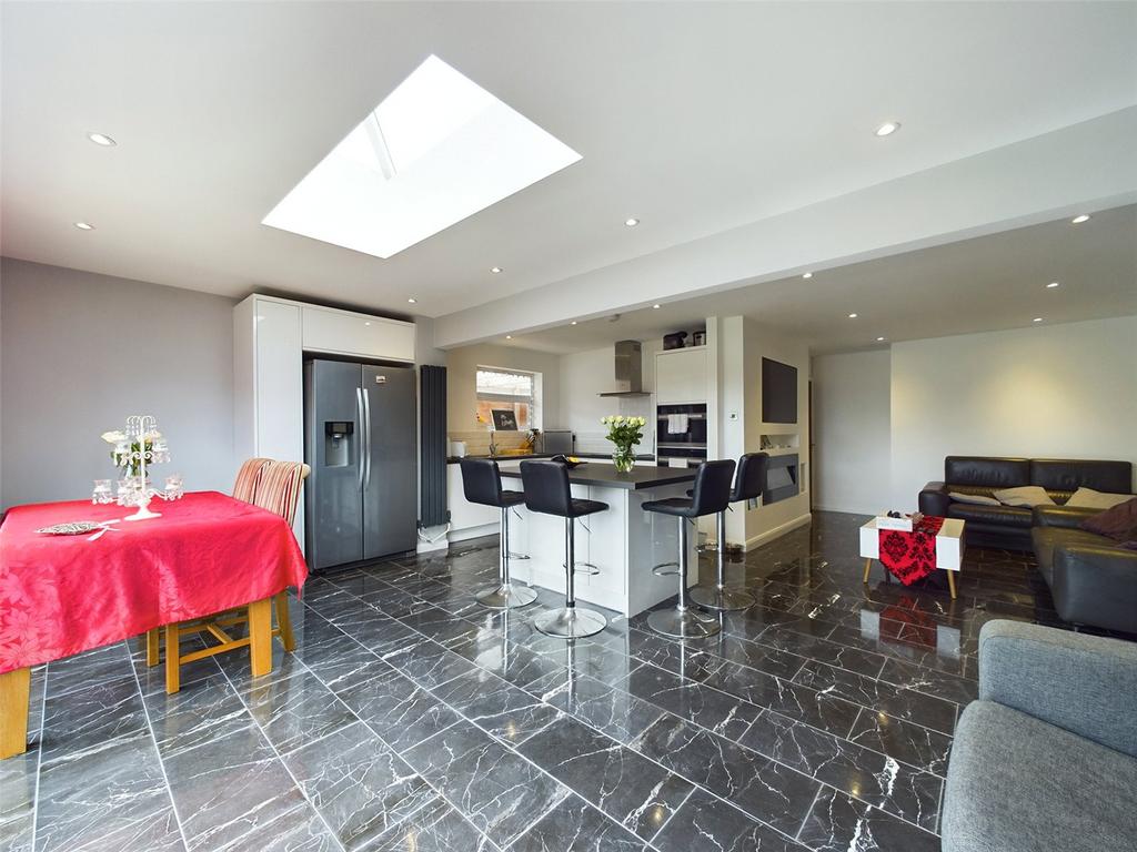 Chatsworth Avenue, Tuffley, Gloucester, Gloucestershire, GL4 2 bed