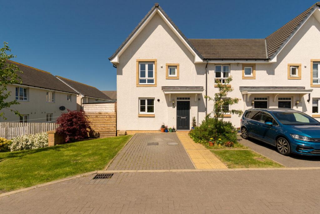 19 Fairfield Gardens, Edinburgh, EH10 6UP 3 bed end of terrace house