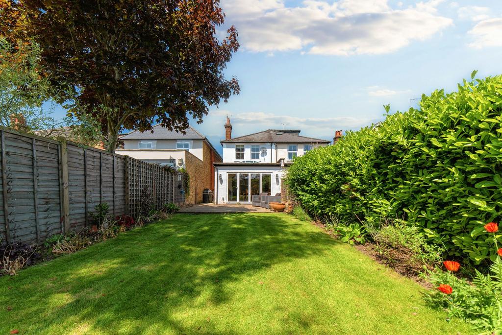 Freelands Road, Cobham, KT11 3 bed semidetached house £2,950 pcm (£