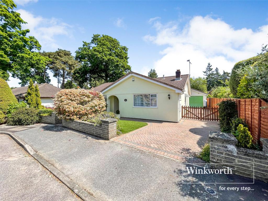Ferndown, Ferndown BH22 3 bed bungalow for sale £575,000