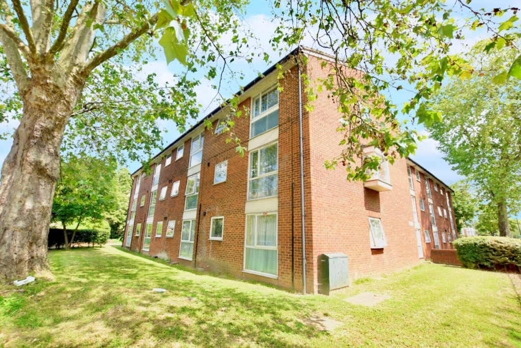 Romford Road, E7 2 bed flat for sale £300,000