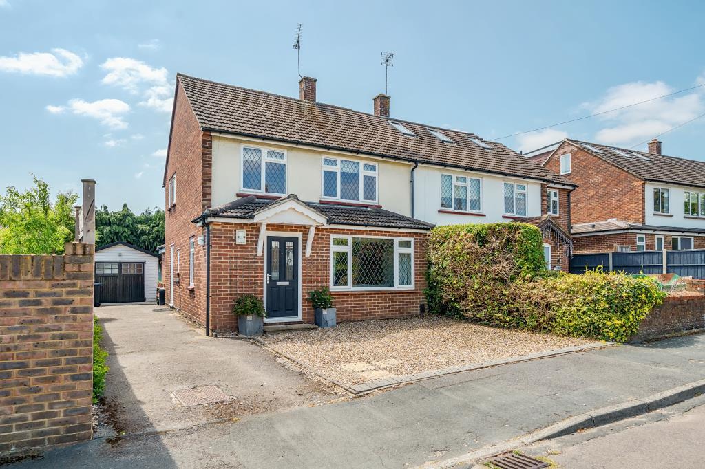 West End, Surrey, GU24 3 bed semidetached house for sale £600,000
