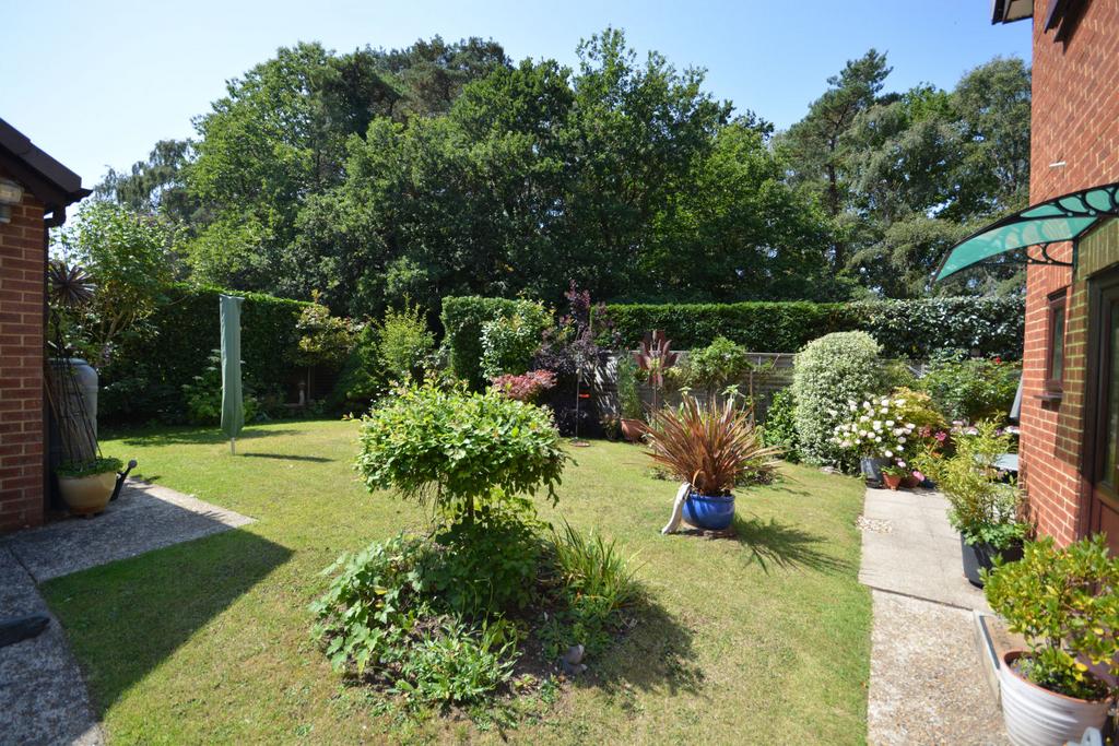 Wentworth Drive, Broadstone BH18 4 bed detached house for sale £550,000