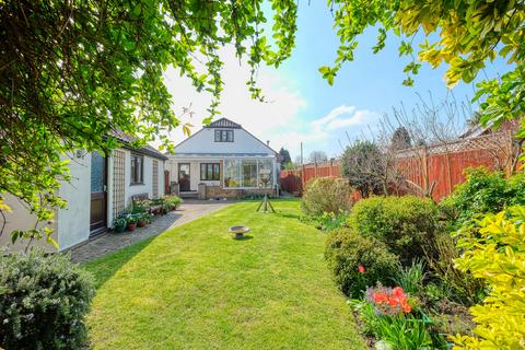 4 bedroom detached bungalow for sale - Harvey Close, Thorpe St Andrew, Norwich, NR7 0DQ.