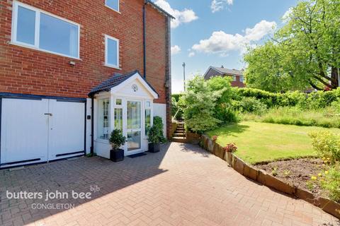 2 bedroom end of terrace house for sale - Delamere Drive, Macclesfield