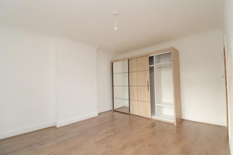 3 bedroom flat to rent, South Eden Park Road, Beckenham, Kent, BR3