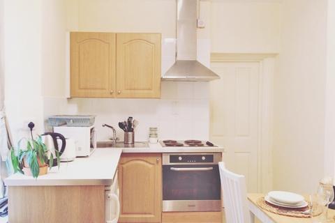Studio to rent, Leinster Gardens, London  W2