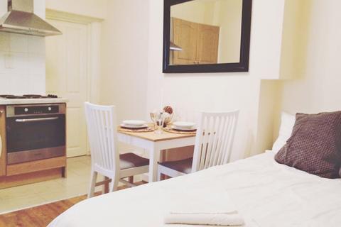 Studio to rent, Leinster Gardens, London  W2