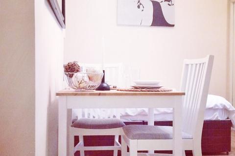 Studio to rent, Leinster Gardens, London  W2