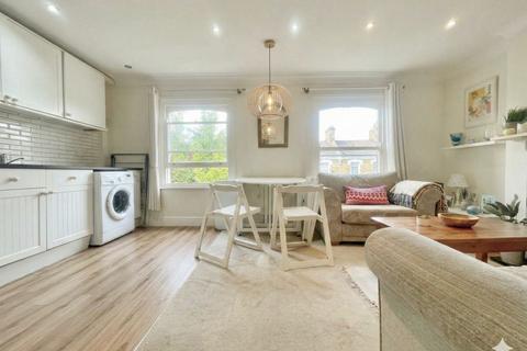2 bedroom flat to rent, Ferndale Road, Clapham North, London SW4