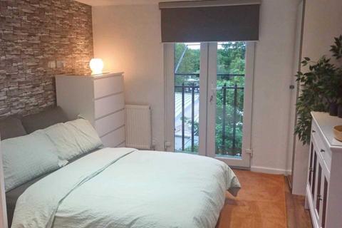 Studio to rent, Hathaway Gardens, West Ealing